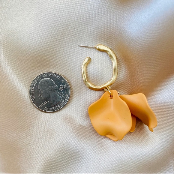 💙Flower Panel Dangled Mustard Yellow - Picture 4 of 8